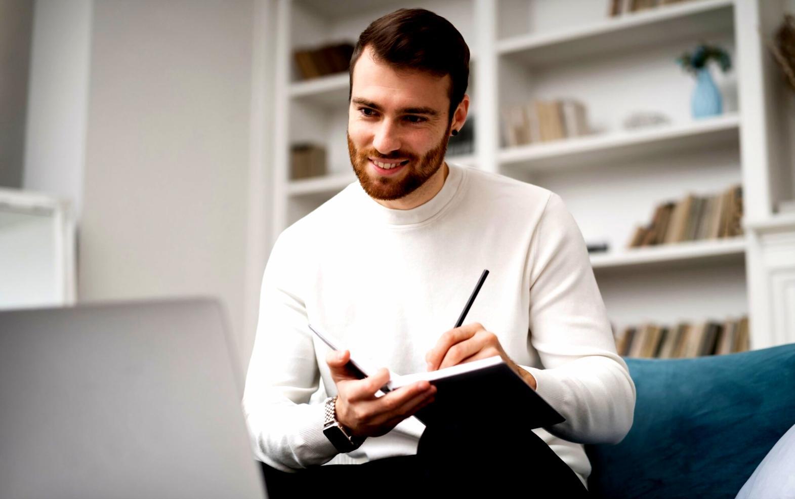 Entspannte Arbeitsatmosphäre mit Pflanzen und natürlichem Licht